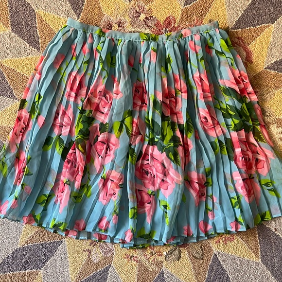 VINTAGE BETSEY JOHNSON CABBAGE ROSES MINI PLEATED MINI SKIRT 0 2 4 XS S 26” - Picture 1 of 4
